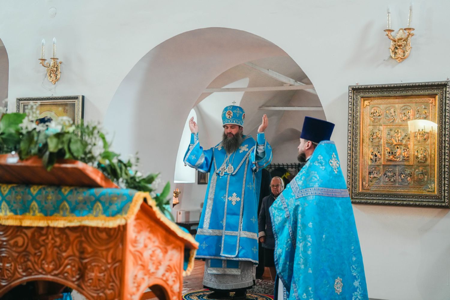 В неделю 13‑ю по Пятидесятнице, в день Попразднства Успения Пресвятой Богородицы, в Спасо-Преображенском кафедральном соборе Соликамска совершилась Божественная литургия